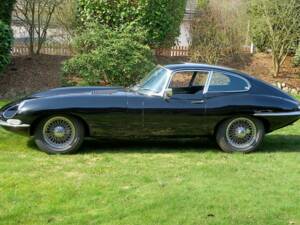 Image 3/7 de Jaguar E-Type (1968)