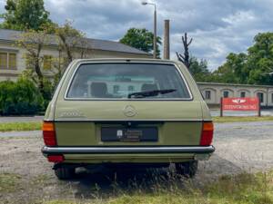 Image 6/34 of Mercedes-Benz 200 T (1983)