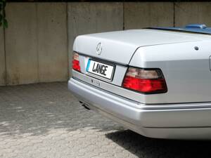 Image 14/69 of Mercedes-Benz E 320 (1994)