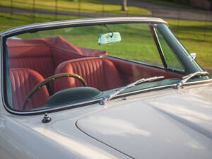 Image 28/42 of Aston Martin DB 6 Mk II Volante (1970)