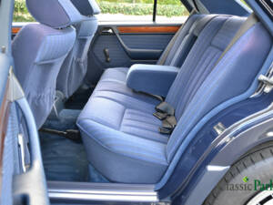 Image 12/50 de Mercedes-Benz 200 E (1991)