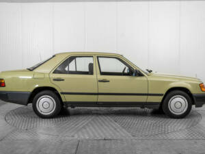 Immagine 10/50 di Mercedes-Benz 200 D (1986)