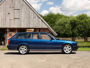 Image 7/64 of BMW M5 Touring (1992)