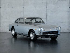 Image 4/24 of Ferrari 330 GT 2+2 (1964)