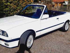 Image 28/55 of BMW 320i (1991)