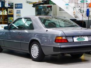 Image 10/23 of Mercedes-Benz 300 CE (1990)