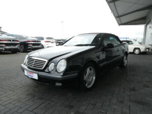 Imagen 3/16 de Mercedes-Benz CLK 320 (1999)