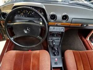 Immagine 8/14 di Mercedes-Benz 230 E (1983)