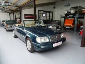 Image 2/14 of Mercedes-Benz 220 CE (1996)