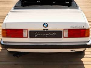 Image 22/70 of BMW 320i (1990)