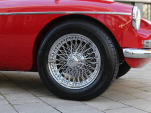 Image 34/67 of MG MGC GT (1969)