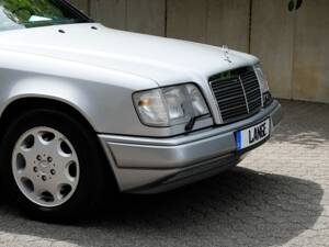 Image 13/69 of Mercedes-Benz E 320 (1994)