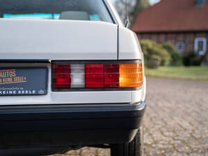 Image 15/42 de Mercedes-Benz 190 E (1984)