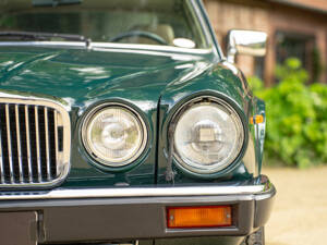 Image 25/100 of Jaguar XJ 12 (1991)