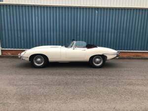 Image 3/11 de Jaguar E-Type (1969)