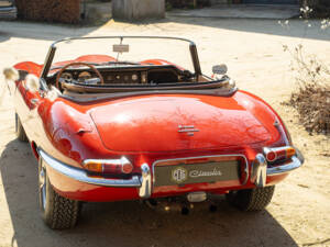 Image 10/54 of Jaguar E-Type 4.2 (1965)