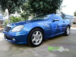 Immagine 9/10 di Mercedes-Benz SLK 200 Kompressor (2000)