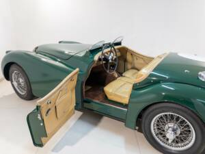 Image 2/18 of Jaguar XK 120 SE OTS (1953)