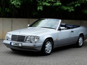 Image 4/69 of Mercedes-Benz E 320 (1994)