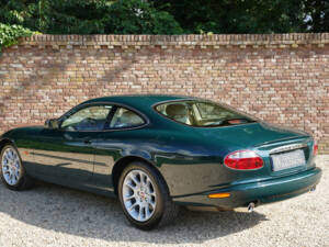 Image 18/50 of Jaguar XKR (2001)