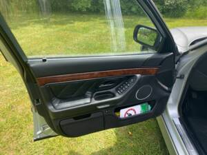 Bild 21/29 von BMW 740d (2000)