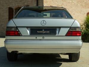 Image 8/50 of Mercedes-Benz E 200 (1995)