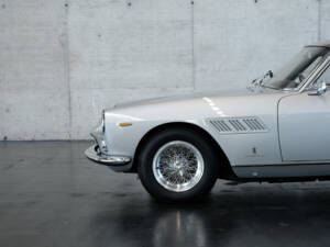 Image 14/24 of Ferrari 330 GT 2+2 (1964)