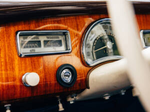 Image 187/199 of BMW 502 - 3.2 Litre (1961)