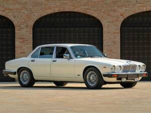 Image 5/7 of Jaguar XJ 6 4.2 (1982)