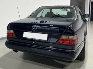 Image 4/23 of Mercedes-Benz 300 CE (1990)