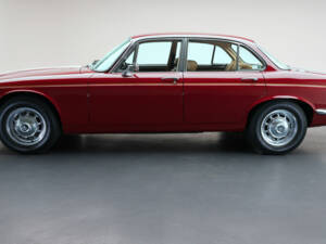 Image 2/10 de Daimler Sovereign 4.2 (1973)