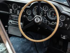 Image 19/46 de Aston Martin DB 6 (1967)