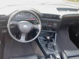 Image 27/55 of BMW 320i (1991)