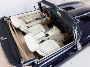 Image 24/40 of Jaguar E-Type V12 (1973)