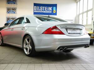 Image 11/34 de Mercedes-Benz CLS 55 AMG (2005)