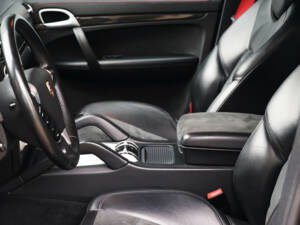 Image 62/75 of Porsche Cayenne GTS (2009)