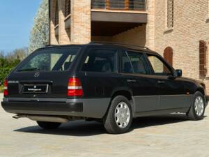 Image 7/50 of Mercedes-Benz 200 TE (1993)