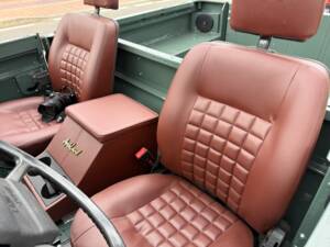 Bild 33/37 von Land Rover 90 (1987)