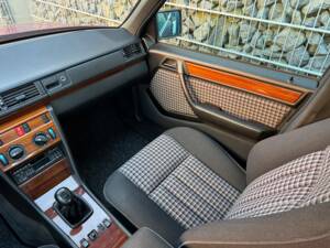 Immagine 34/75 di Mercedes-Benz 230 E (1992)