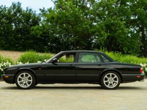 Image 12/50 of Jaguar XJR 4.0 (2000)