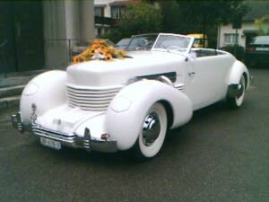 Image 2/7 of Cord 812 Phaeton (1937)