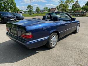 Image 7/31 of Mercedes-Benz E 220 (1994)