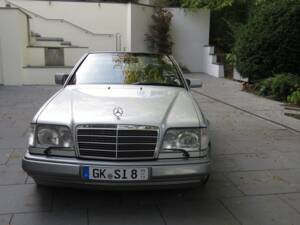 Image 32/39 of Mercedes-Benz E 200 (1996)