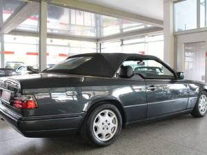 Image 4/20 of Mercedes-Benz 300 CE-24 (1996)