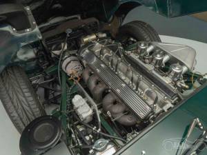 Image 3/19 of Jaguar E-Type (1968)