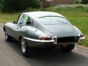 Image 7/22 de Jaguar E-Type (1968)