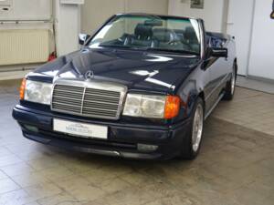 Image 6/33 of Mercedes-Benz 300 CE-24 (1993)