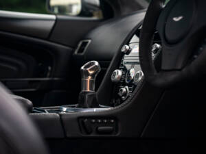Image 22/36 of Aston Martin DBS (2008)