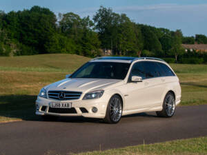 Immagine 27/50 di Mercedes-Benz C 63 AMG T (2009)