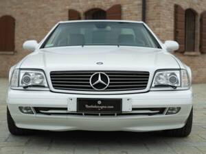 Image 3/50 of Mercedes-Benz SL 500 (1999)